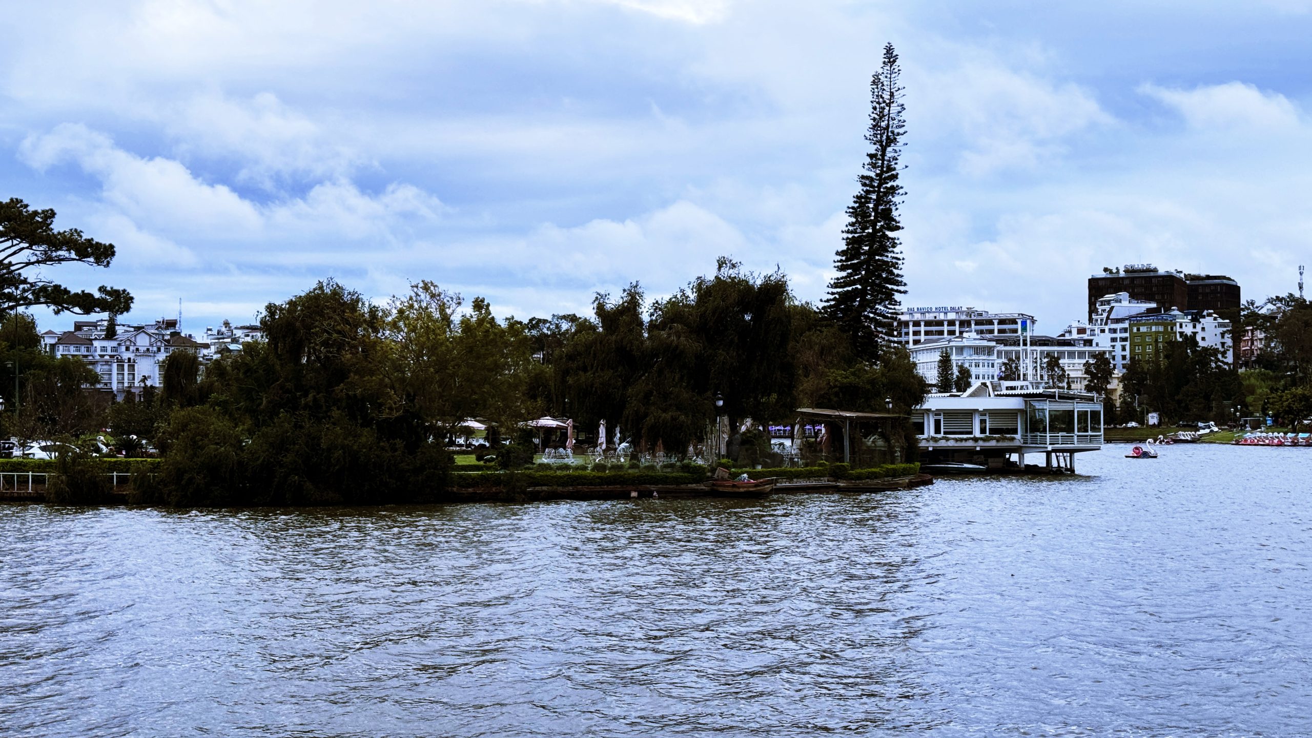 [달랏] Nhà Hàng Thủy Tạ : 쑤안 흐엉 호수변 호수전망 조용한 레스토랑 (평점 4.3)