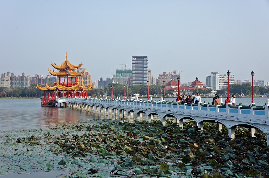 [가오슝여행] 춘추각 사이 다리 끝에 위치한 붉은 정자《오리정(五里亭)》