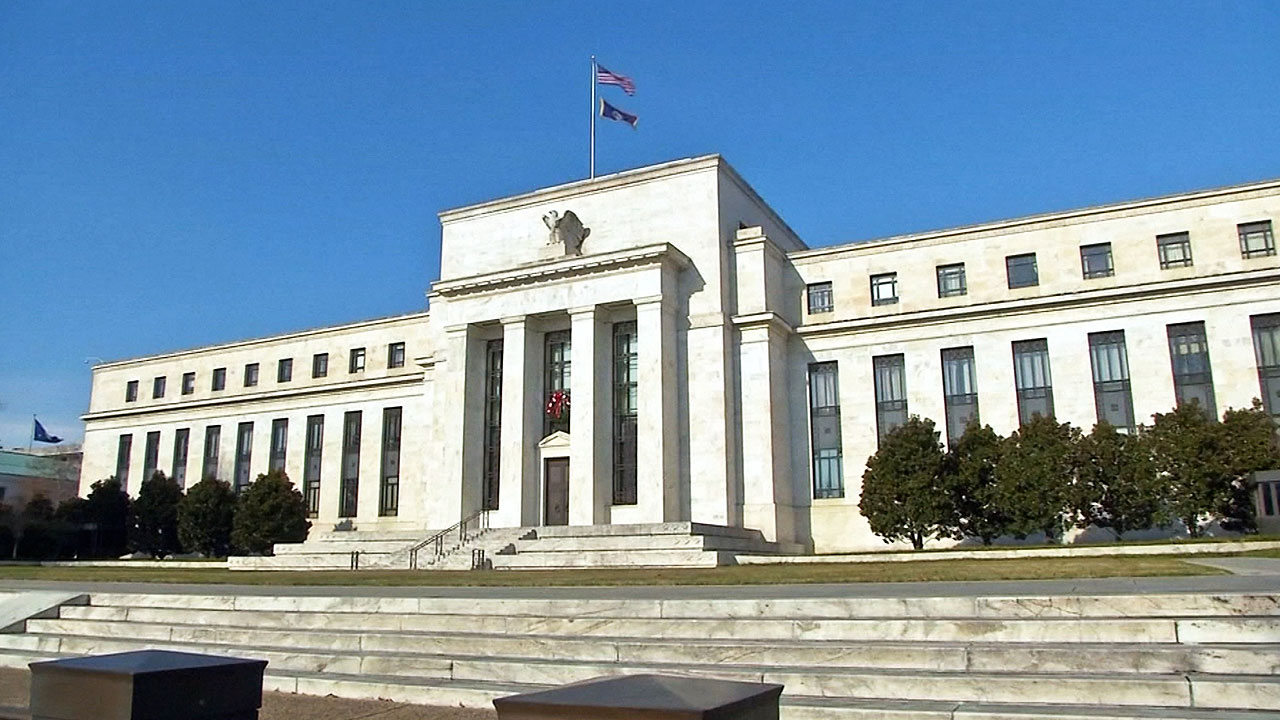 국제 거시경제: FOMC 의사록 금리 고점 인식, 2024년 금리 인하 시사, 미국 구인, 퇴직 및 채용 모두 냉각, 증시 대형 기술주 약세 및 이란 폭발로 중동지역 긴장 고조