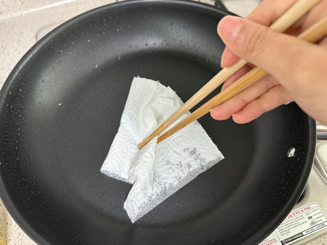 새로 구입한 프라이팬 그냥 사용하지 마세요! 이렇게 하면 3만원 아껴요! 6 ywAAAAAAQABAAACAUwAOw==