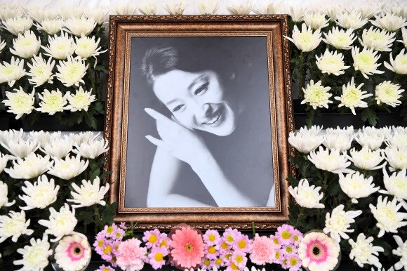 윤석화 별세, 뇌종양 투병 끝에 영면… 연극계의 별이 지다