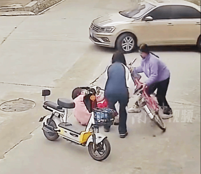 선의는 왜 처벌받는가? 중국 여중생 손해배상 사건의 진실 3 사회경제 자전거타다 쓰러진 할머니2