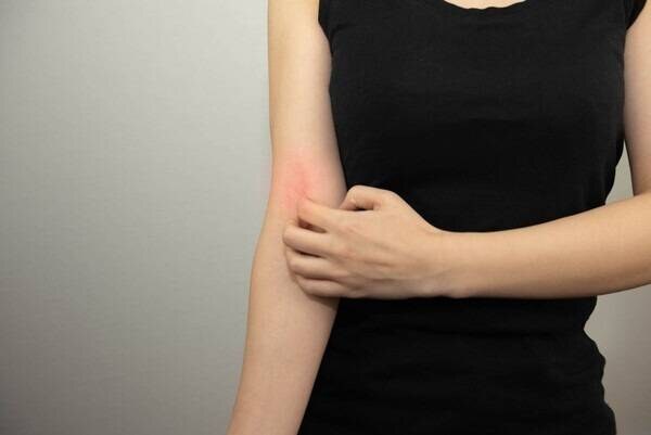 등이 계속 가렵다 그냥 넘기지 마세요, 피부가 아니라 몸 안 신호일 수도 있습니다