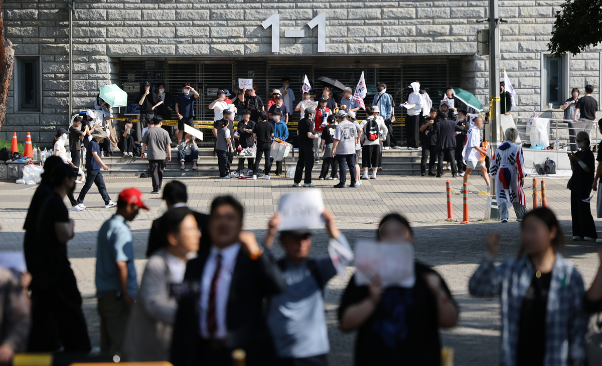 ‘투표지 부족’ 재선거 요구 시위 나흘째… 올림픽공원 인파 지속 유입