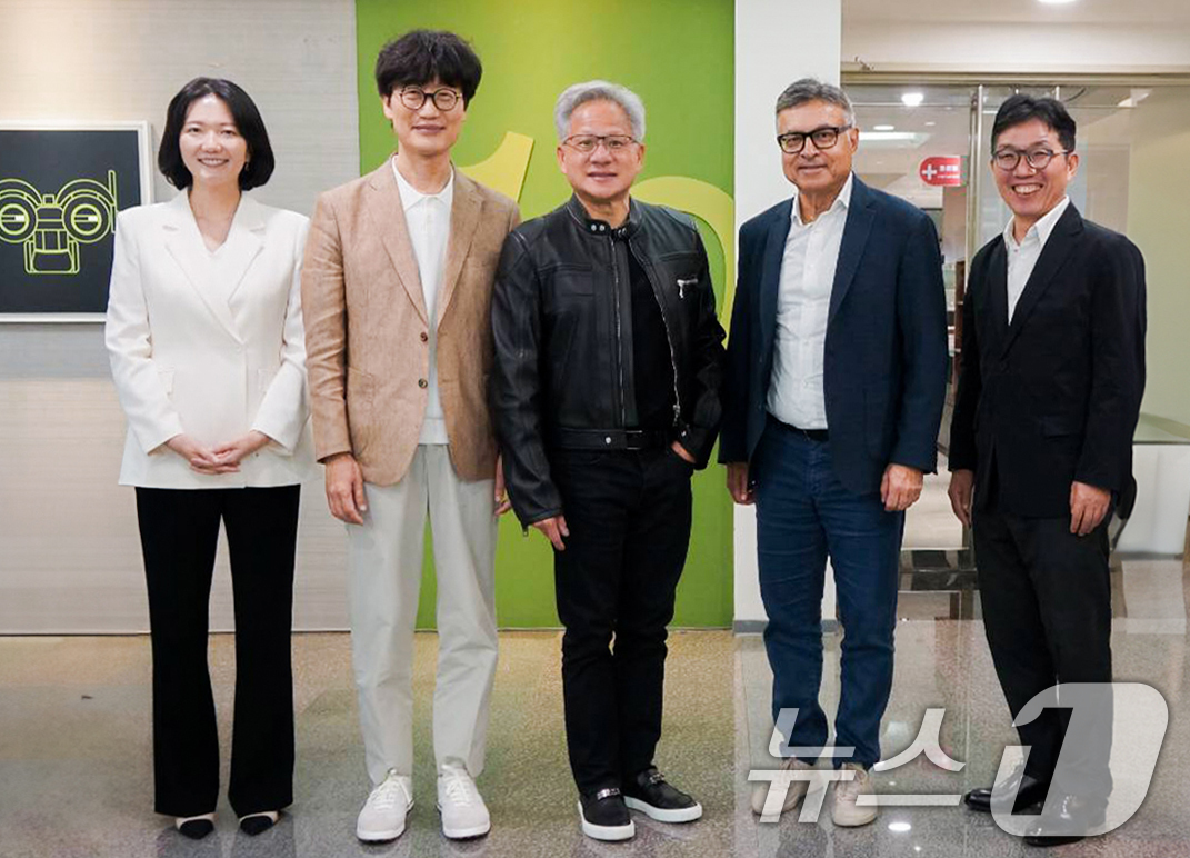 3. ‘젠슨황 효과’로 주가 급등, 네이버는 14% 상승, 코스피는 8% 폭락 후 회복