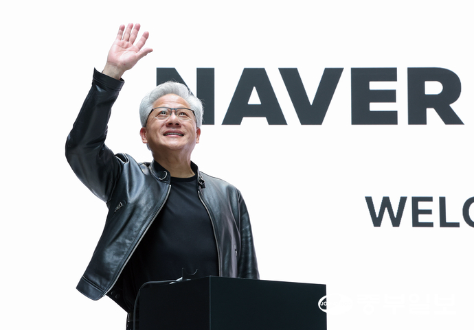 "Don't worry! I have GPUs!" 젠슨황 엔비디아 CEO, 네이버 사옥 방문