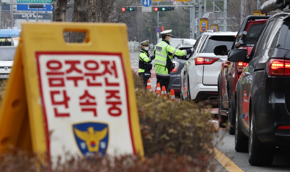 "블랙박스 부숴라"…후배 음주운전 덮어준 경찰 간부 '재판행'