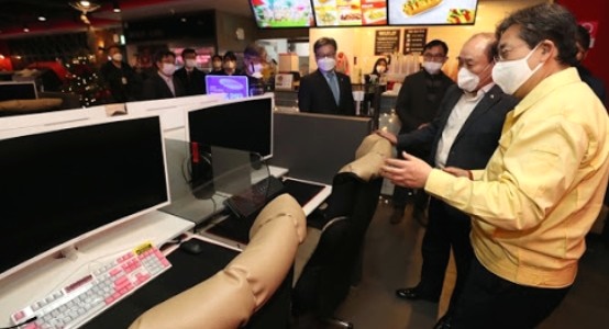 '6인·밤 9시' 현행 거리두기, 오는 20일까지 2주 연장 1 ywAAAAAAQABAAACAUwAOw==
