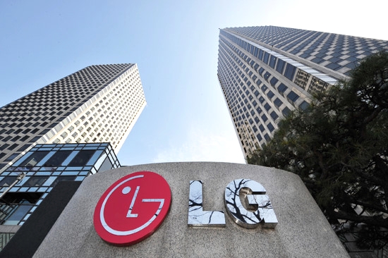 LG, '5조 적자' 스마트폰 사업 결국 잘라냈다. 3 ywAAAAAAQABAAACAUwAOw==